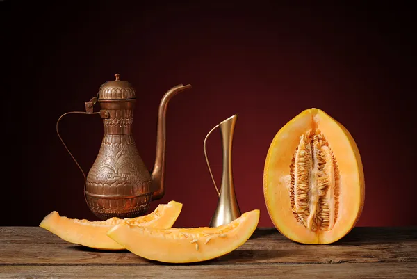 Platos árabes y melón fresco —  Fotos de Stock