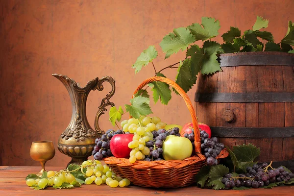 Barril de madeira e frutas frescas — Fotografia de Stock