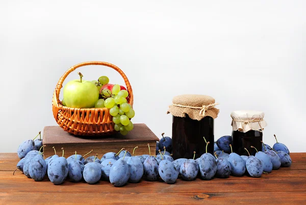 Ciruelas frescas y mermelada en un frasco — Foto de Stock