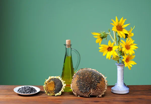 Sunflowers in a vase and oil — Stock Photo, Image