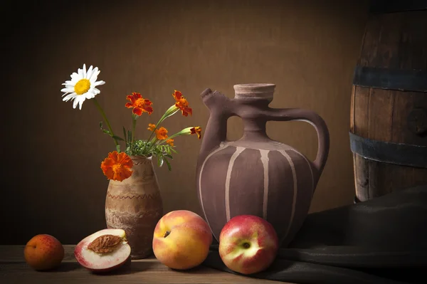 新鲜的水果和陶瓷壶 — 图库照片