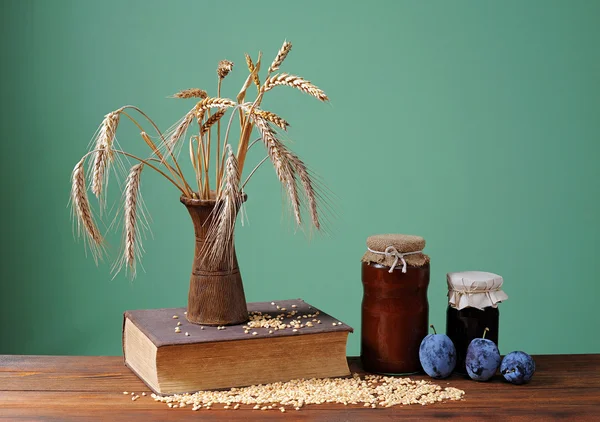 Wheat in a vase and plum jam — Stock Photo, Image