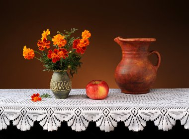 Seramik vazo ve meyve çiçek