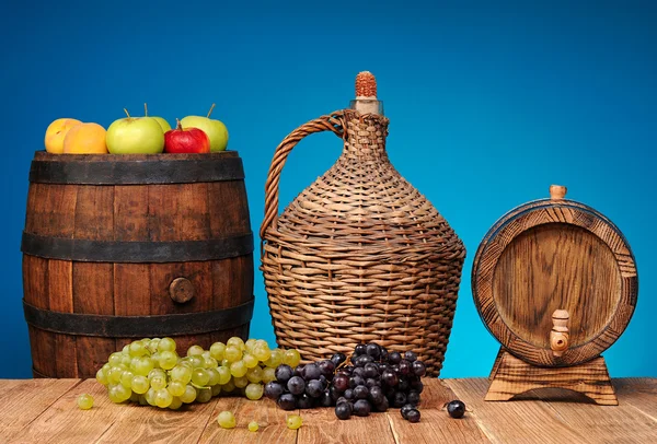 Wood balloon wine and fruits — Stock Photo, Image