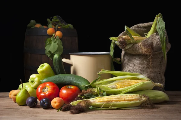 水果、 蔬菜和黄麻袋子 — 图库照片