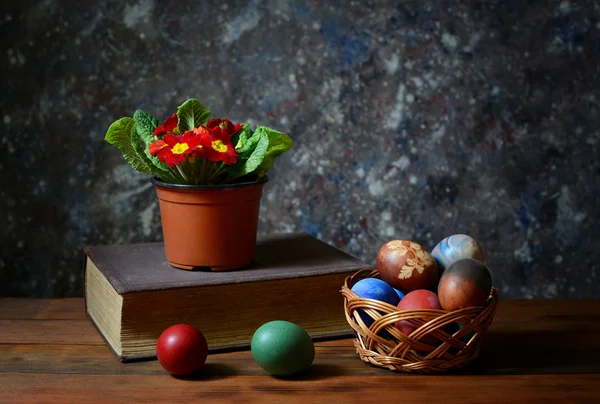 Easter eggs in wicker baskets and flowers — Stock Photo, Image