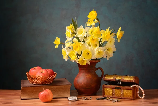 在一个陶瓷的花瓶和苹果中的花朵 — 图库照片