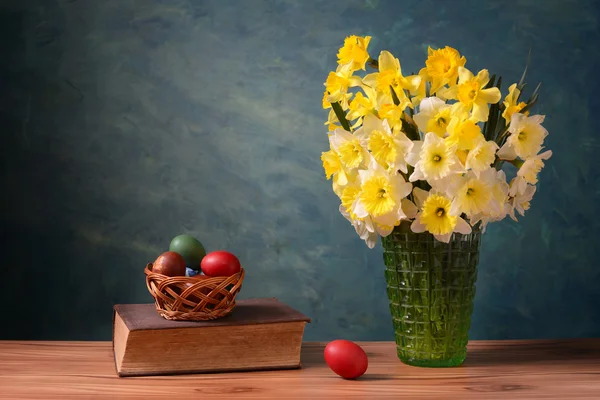 Flores en un jarrón y huevos de Pascua — Foto de Stock