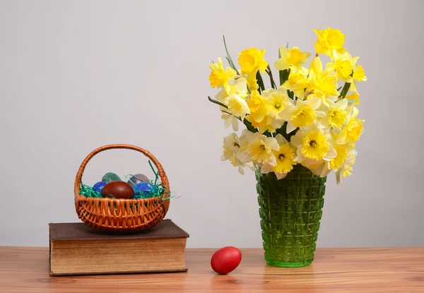 Flores en un jarrón y huevos de Pascua — Foto de Stock