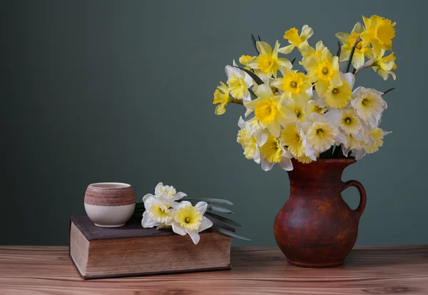 Fiori in un vaso di ceramica e libri — Foto Stock