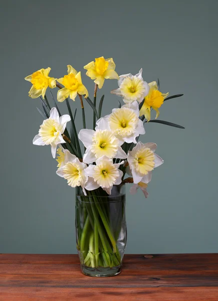 Букет квітів у вазі зі скла — стокове фото