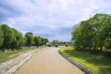 Nehri yanındaki park