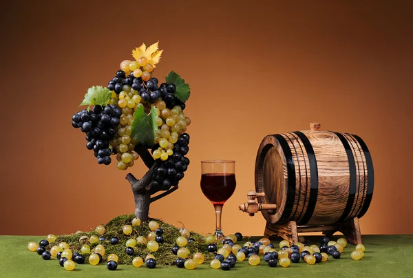 Uvas frescas y barril de madera para vino —  Fotos de Stock