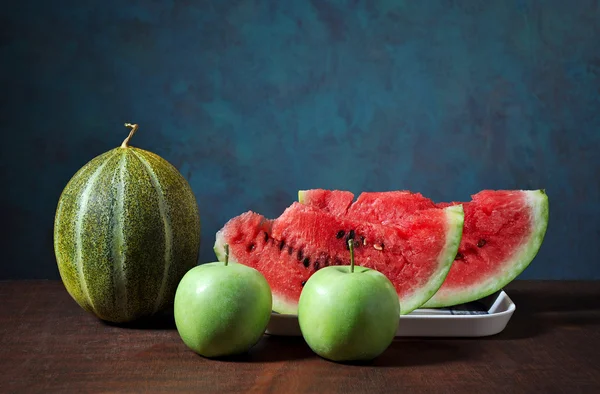 Groenten en fruit op een houten tafel — Stockfoto