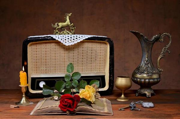De oude radio, een metalen kruik en rozen — Stockfoto