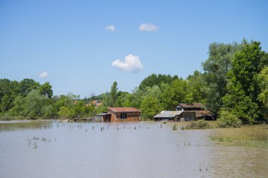 dahil büyük sel evleri, alanlar, ormanlar