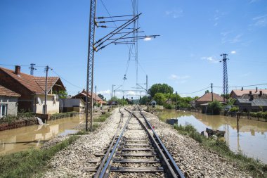 dahil büyük sel evleri, alanlar, ormanlar