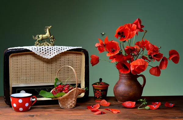 Vecchia radio e papaveri rossi in un vaso di ceramica — Foto Stock