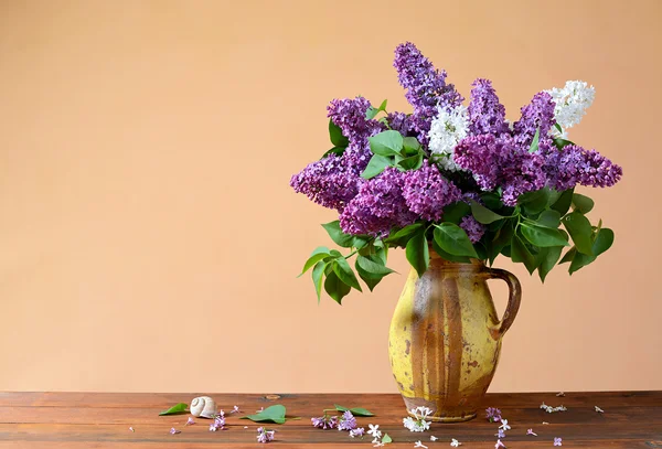 Fialový a bílý šeřík ve váze keramiky — Stock fotografie