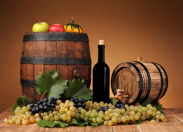 Barrica de madera, uvas y vino en botella — Foto de Stock