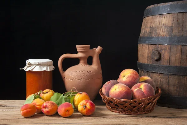 Apricot jam in of glass  jars and fresh fruits — Stock Photo, Image