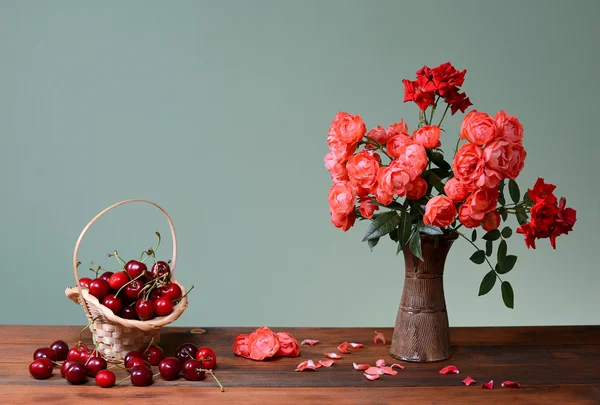 Dolci ciliegie rosse e fiori in un vaso — Foto Stock