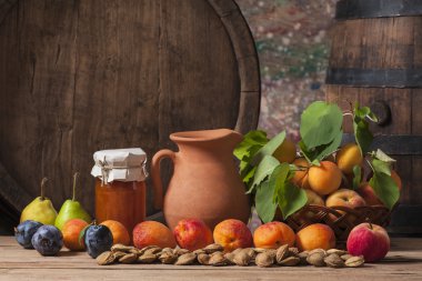 Kayısı reçeli, taze meyve ve ahşap beşik