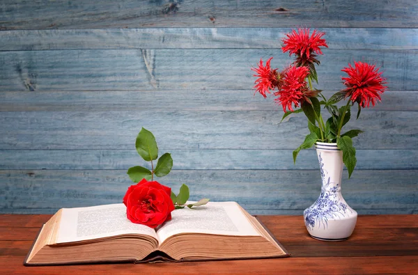 Offenes Buch, Keramikvase aus Blumen und Rosen — Stockfoto