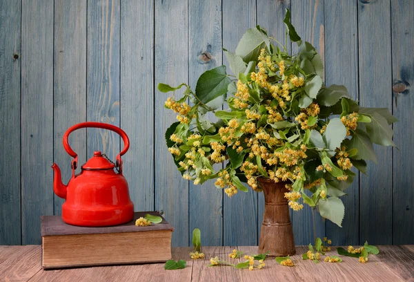 Flor de tilo en un jarrón y una tetera, libro —  Fotos de Stock