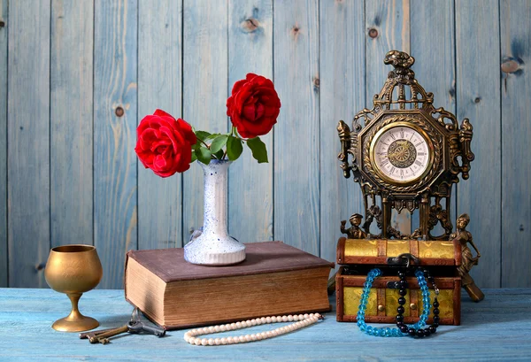 Alte Uhr, Bücher, Blumen und Schmuck — Stockfoto