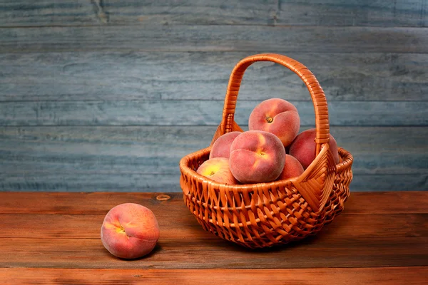 Hasır sepet içinde taze şeftali — Stok fotoğraf