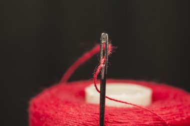 delikten girintili kırmızı dikiş ipliği