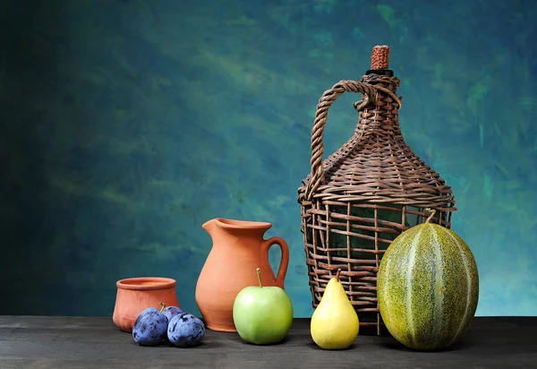 Melon, pear, apple, plum and ceramic dishes — Stock Photo, Image