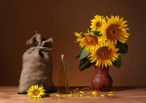 Zonnebloemen in een vaas en een zak van jute — Stockfoto