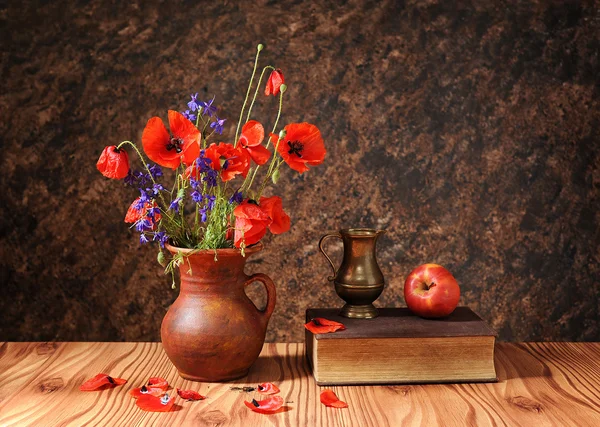 Poppy bloemen in een vaas met een apple — Stockfoto