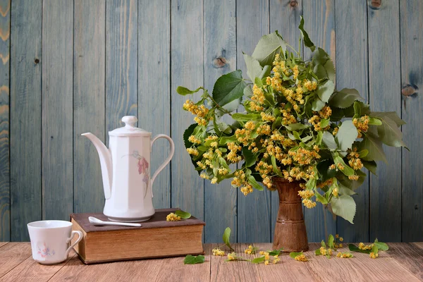 Prato de xícaras de chá e flores de tília em vaso — Fotografia de Stock
