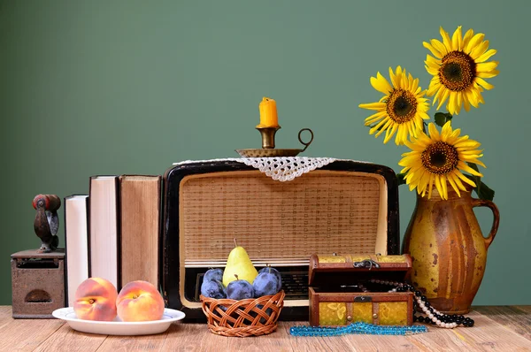 De oude radio, zonnebloem en boeken — Stockfoto