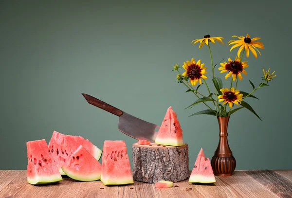 Vattenmelon och blommor — Stockfoto