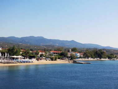                                Yunanistan 'da deniz, kayalar, balıkçılık ve tatil tekneleri