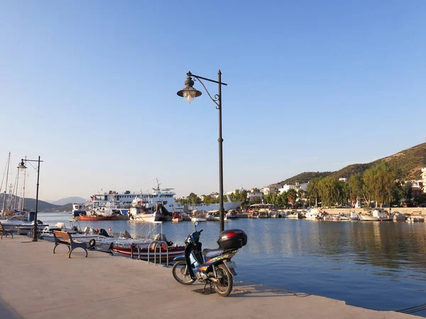 Mare Scogli Barche Pesca Vacanze Grecia — Foto Stock