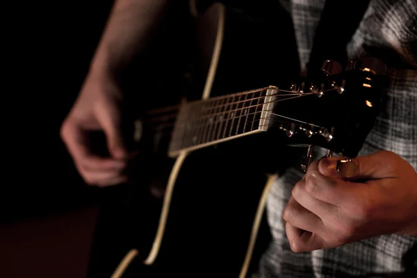 Rocker preparing to play the guitar — Stock Photo, Image