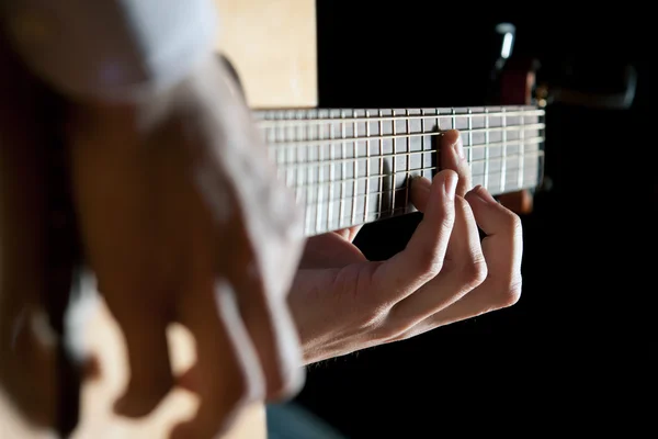 Jovem artista tocando guitarra — Fotografia de Stock