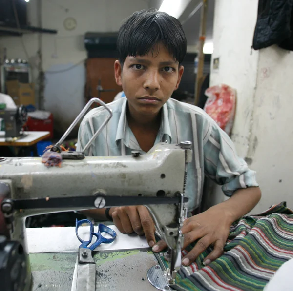 Jonge jongen in textielfabriek — Stockfoto