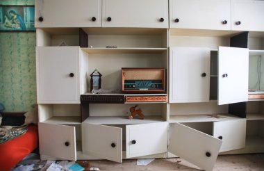 dolap ve radyo