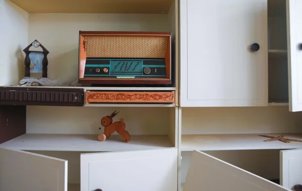 Kleiderschrank und Radio — Stockfoto