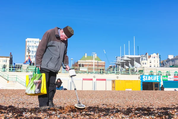 Old man and metal detector — Stock Photo, Image