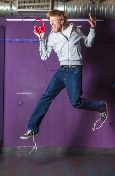 若い男がジャンプ — ストック写真