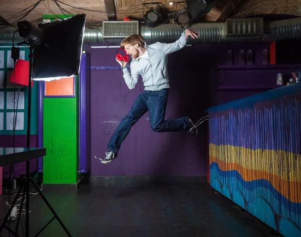 Young man jumping — Stock Photo, Image