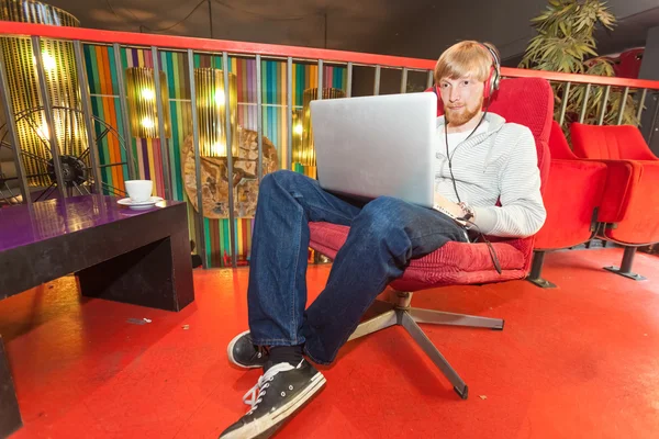 Man on laptop — Stock Photo, Image