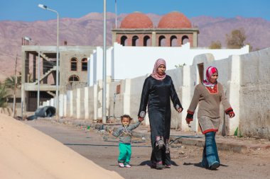 İki kadın ve bir çocuk